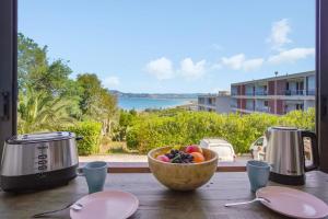 耶尔Superb apartment with loggia and view on the sea - Hyères - Welkeys的桌上的水果盘,享有海景