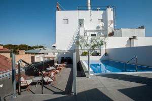 穆尔西亚加泰罗尼亚佛罗里达布兰卡伯爵酒店的阳台设有游泳池和桌椅。