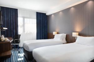维特罗勒马赛普罗旺斯区机场基里亚德酒店的酒店客房配有两张床和一张书桌
