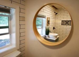 罗克雷治Shares View Luxury Apt的一间带圆形镜子和水槽的浴室
