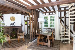 博韦La maison de Michel的一间带桌子和壁炉的用餐室