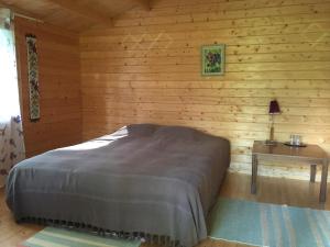 VooseVoosemetsa Turismitalu的小木屋内一间卧室,配有一张床