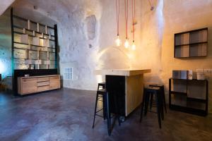 马泰拉Grotta Barisano的一间厨房,内设一个柜台和凳子