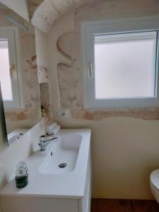 卡斯特拉纳格罗泰COMES 5 HOME的一间带水槽和窗户的浴室