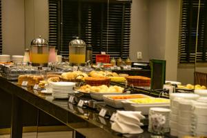 巴乌鲁巴乌鲁舒适酒店的包含多种不同食物的自助餐