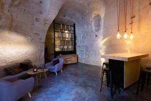 马泰拉Grotta Barisano的客厅配有沙发和桌椅