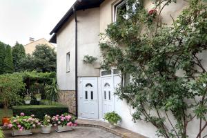 萨拉热窝Modern&Cozy Bosnian house with GARDEN+FREE parking的白色门和花房