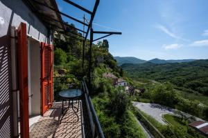 Beautiful apartment with a fantastic balcony view的山景阳台。