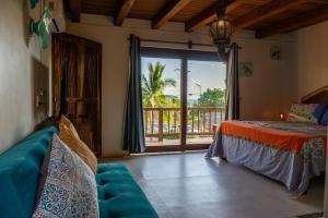 特隆戈内斯Hotel Bajito Bay的一间卧室配有一张床,享有海景
