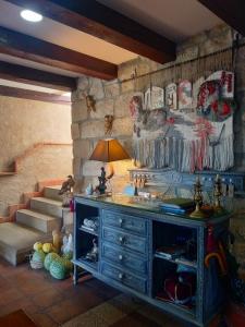 San PelayoHotel Rural San Pelayo的一间客厅,客厅内配有梳妆台和楼梯
