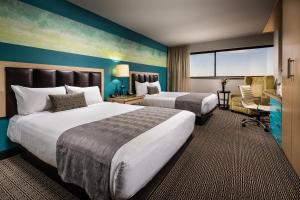 拉斯维加斯Downtown Grand Hotel & Casino的酒店客房配有两张床和一张书桌