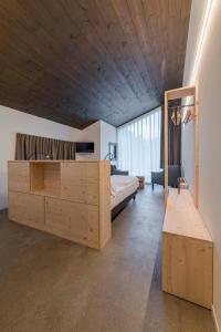 松德里奥Agriturismo B&B Caffè e Vino的一间卧室设有一张床和木制天花板