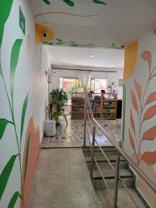 巴兰基亚MonDieu Hostel的走廊上设有墙上壁画的楼梯