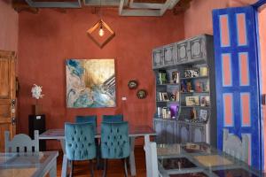 圣克里斯托瓦尔-德拉斯卡萨斯Gran Barrio的一间带桌子和蓝色椅子的用餐室