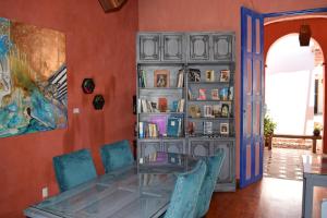圣克里斯托瓦尔-德拉斯卡萨斯Gran Barrio的一间设有玻璃桌和蓝色椅子的用餐室