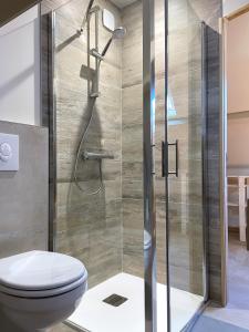 梅斯尼圣佩尔Les Cottages d'Orient Premium的带淋浴和卫生间的浴室