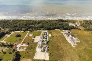 帕兰加Apartamentai “Kuršių Snauda”的海洋旁农场的空中景观