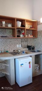 科鲁里皮Vila Bello Pontal的厨房配有柜台和白色冰箱。