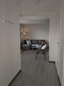 Vikerhavn, Hvaler的客厅配有沙发和桌子