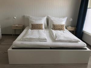 Vikerhavn, Hvaler的一张带两个枕头的大白色床