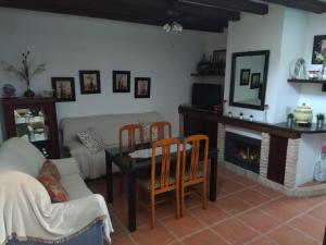 卢克Casa Rural Alamillo的客厅配有桌椅和壁炉