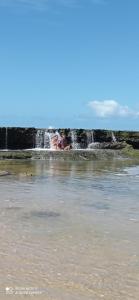 科鲁里皮Vila Bello Pontal的瀑布在水体中间