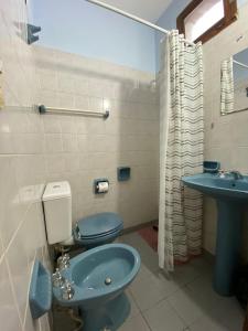 埃博森MAKTUB HOSTERIA的浴室设有蓝色的卫生间和水槽。