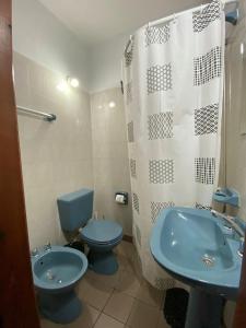 埃博森MAKTUB HOSTERIA的浴室设有蓝色的卫生间和水槽。