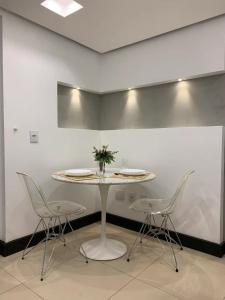 巴拉曼萨Studio aconchegante em Barra Mansa的客房内的白色桌椅