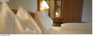 蒂罗尔州圣约翰Classic Rooms by Crystal的卧室配有床上的白色枕头