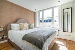 伦敦Be London - The Covent Garden Residences的一间卧室设有一张大床和一个窗户。