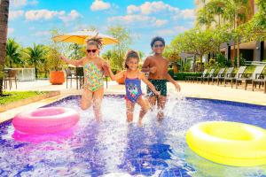 奥林匹亚Celebration Resort Olímpia by Hot Beach的3名儿童在游泳池玩耍