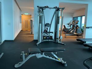 吉隆坡Eaton Suites KLCC的健身房设有数台跑步机,人们可以锻炼身体