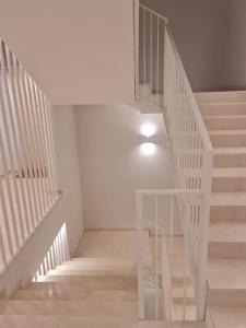 莱切MYHome Lecce - SalentoSouthApulia的白色的楼梯,有白色的栏杆