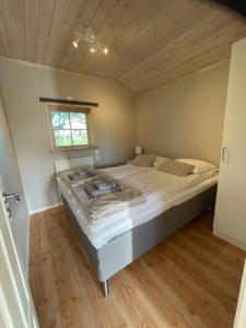 JättendalÄlvstalodges的一间卧室,卧室内配有一张大床