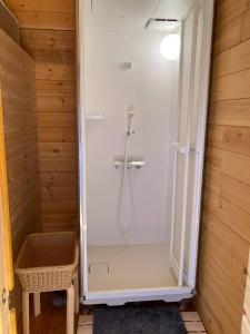 郡上市North Villge Hirugano - Vacation STAY 32983v的浴室里设有玻璃门淋浴