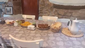 杜兰戈Dukebaso的一张桌子,上面有饼干和其他食物