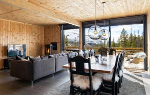 GaustablikkGaustablikk Hytte - MountainView的一间带桌子和椅子的用餐室