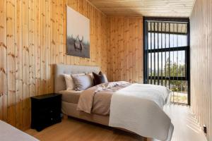 GaustablikkGaustablikk Hytte - MountainView的卧室配有木墙内的一张床