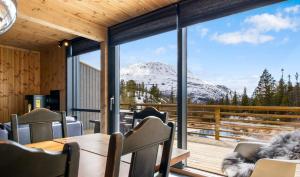 GaustablikkGaustablikk Hytte - MountainView的客房透过窗户可欣赏到山景