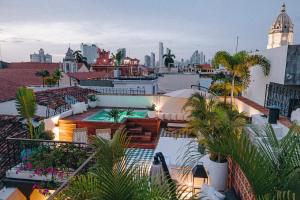 巴拿马城Amarla Boutique Hotel Casco Viejo的享有棕榈树和建筑的景色