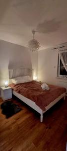 耶莱尼亚古拉Apartament Sołtysia Góra的一间卧室,卧室内配有一张大床