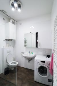 维也纳CozyNite Premium Apartment Schönbrunn 1的一间带洗衣机和水槽的浴室