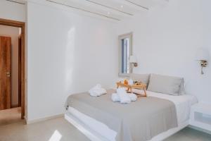 皮索利瓦迪Sunsenses villa Ariadne的白色客房,配有带毛巾的床