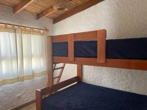 帕拉卡斯Departamento pequeño 2 BR en zona ideal de Paracas的一间卧室配有两张双层床。