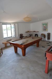 蒙塔吉尔Moradia de férias Casa do Chorão - Montargil的大型客房设有台球桌
