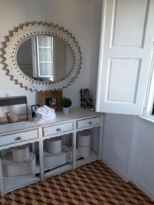 蒙塔吉尔Moradia de férias Casa do Chorão - Montargil的浴室配有白色梳妆台和镜子