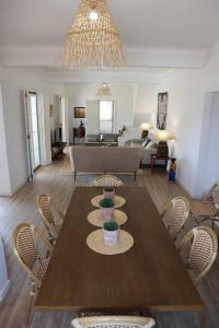 蒙塔吉尔Moradia de férias Casa do Chorão - Montargil的客厅配有木桌和椅子