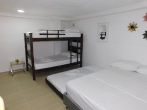 圣玛尔塔El Velero Apartamentos By DANP的一间卧室配有两张双层床。