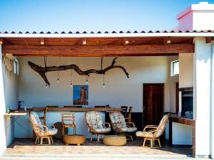 斯瓦科普蒙德Beach Garden Guesthouse with Self Catering的一个带桌椅的庭院和一间酒吧